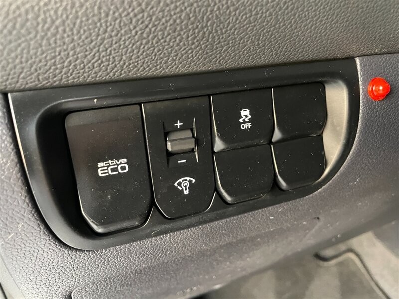 Kia Rio Vehicle Full-screen Gallery Image 23