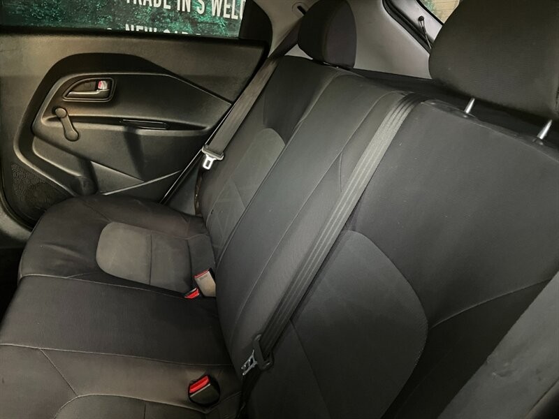 Kia Rio Vehicle Full-screen Gallery Image 24