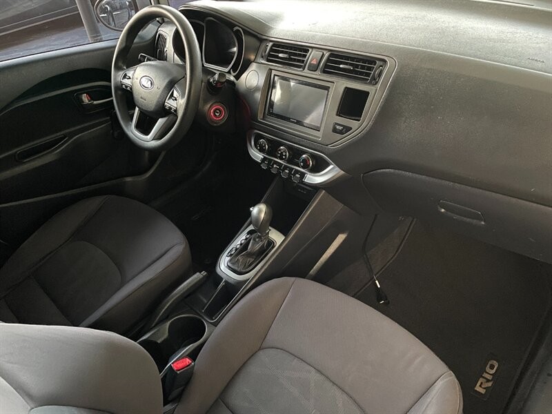 Kia Rio Vehicle Full-screen Gallery Image 25