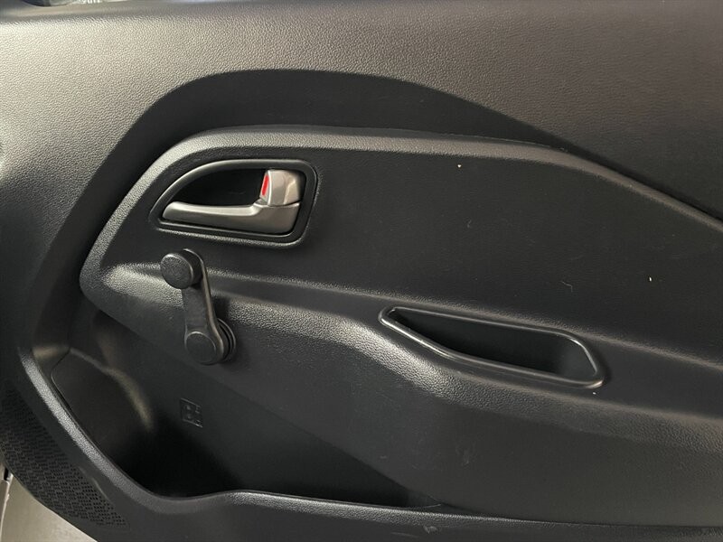 Kia Rio Vehicle Full-screen Gallery Image 26