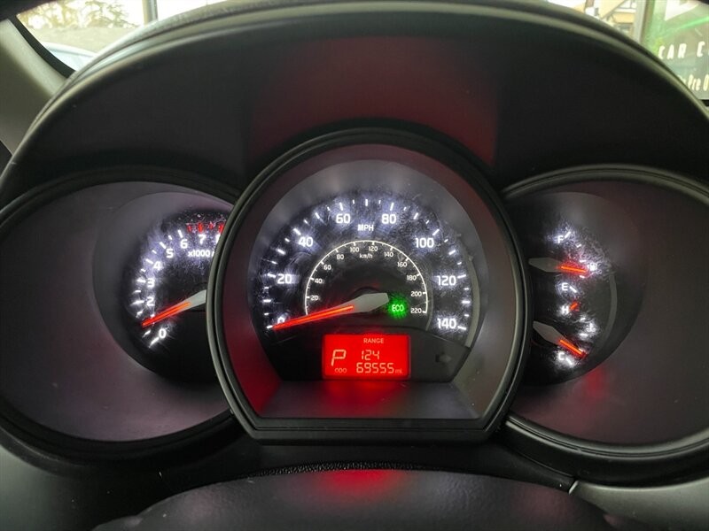 Kia Rio Vehicle Full-screen Gallery Image 27