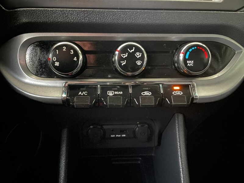 Kia Rio Vehicle Full-screen Gallery Image 29