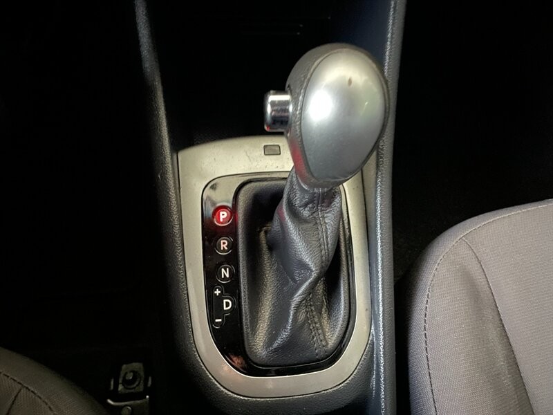 Kia Rio Vehicle Full-screen Gallery Image 30