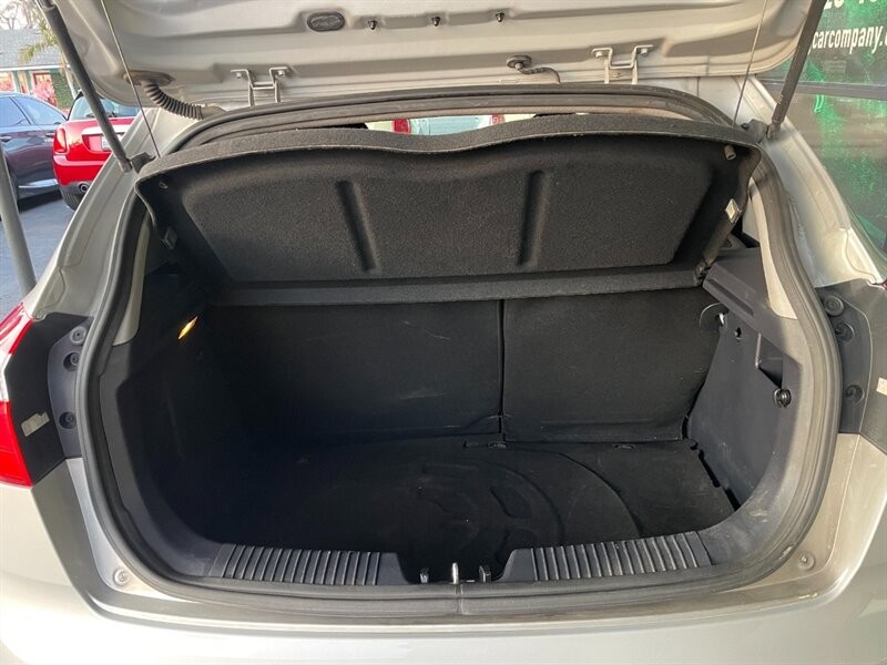 Kia Rio Vehicle Full-screen Gallery Image 31