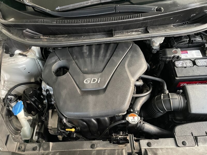 Kia Rio Vehicle Full-screen Gallery Image 32