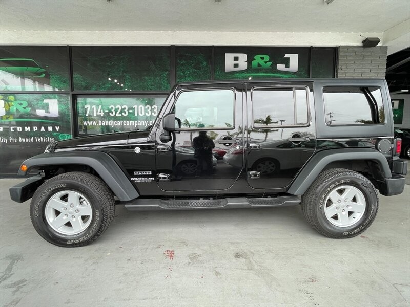 Jeep Wrangler Unlimited Vehicle Full-screen Gallery Image 04