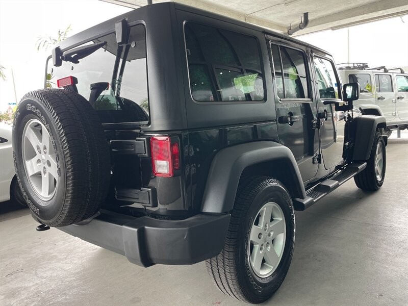 Jeep Wrangler Unlimited Vehicle Full-screen Gallery Image 10