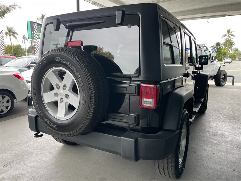Jeep Wrangler Unlimited Vehicle Full-screen Gallery Image 11