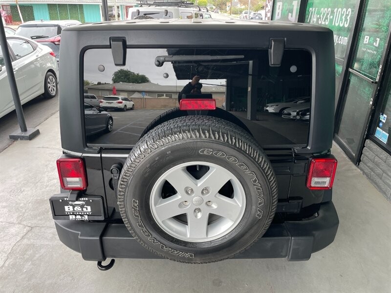 Jeep Wrangler Unlimited Vehicle Full-screen Gallery Image 15