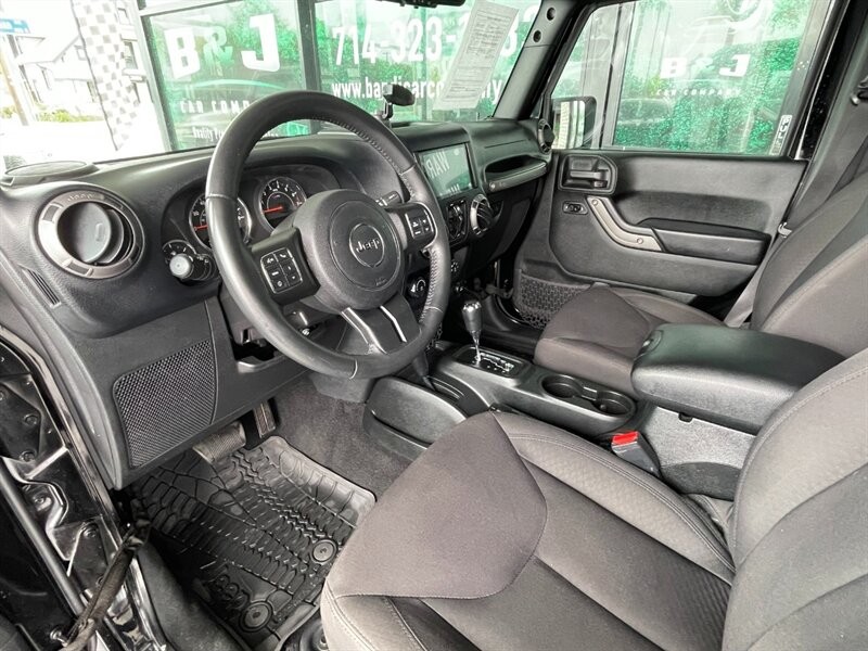 Jeep Wrangler Unlimited Vehicle Full-screen Gallery Image 16