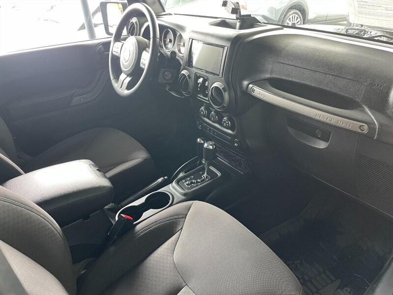 Jeep Wrangler Unlimited Vehicle Full-screen Gallery Image 24