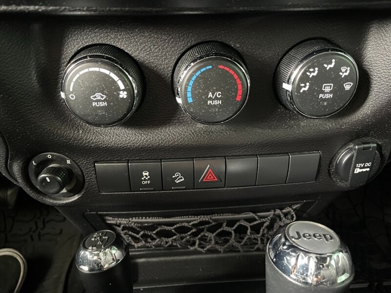 Jeep Wrangler Unlimited Vehicle Full-screen Gallery Image 31