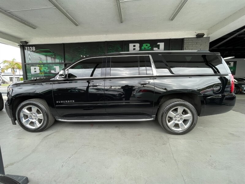 Chevrolet Suburban Vehicle Full-screen Gallery Image 04