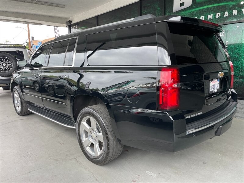 Chevrolet Suburban Vehicle Full-screen Gallery Image 06