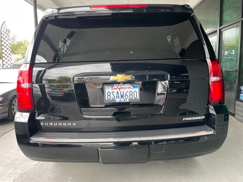 Chevrolet Suburban Vehicle Full-screen Gallery Image 14