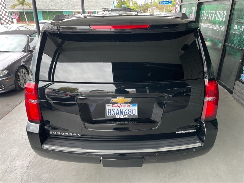 Chevrolet Suburban Vehicle Full-screen Gallery Image 15