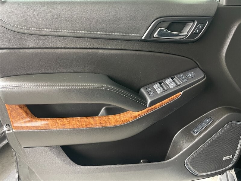 Chevrolet Suburban Vehicle Full-screen Gallery Image 24