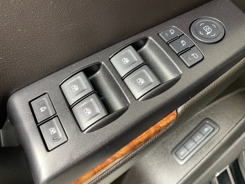 Chevrolet Suburban Vehicle Full-screen Gallery Image 25