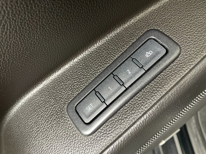 Chevrolet Suburban Vehicle Full-screen Gallery Image 26