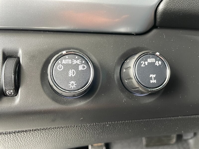 Chevrolet Suburban Vehicle Full-screen Gallery Image 28