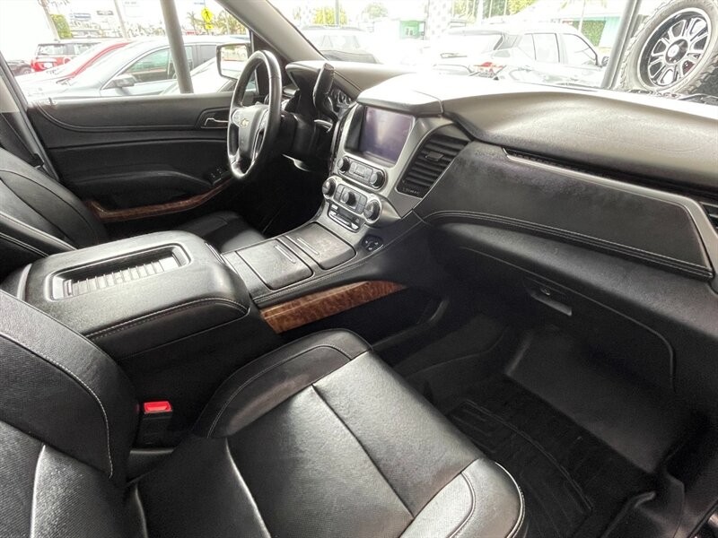 Chevrolet Suburban Vehicle Full-screen Gallery Image 32