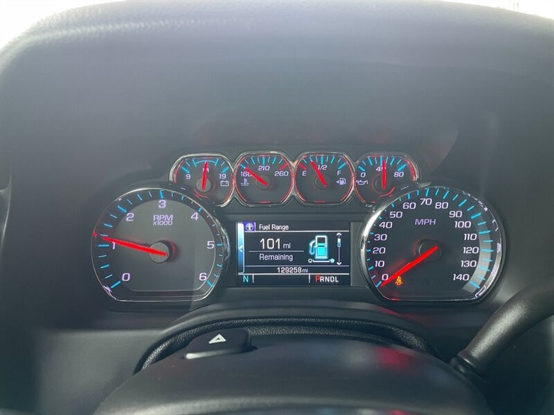 Chevrolet Suburban Vehicle Full-screen Gallery Image 35