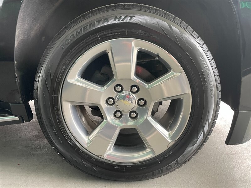 Chevrolet Suburban Vehicle Full-screen Gallery Image 46