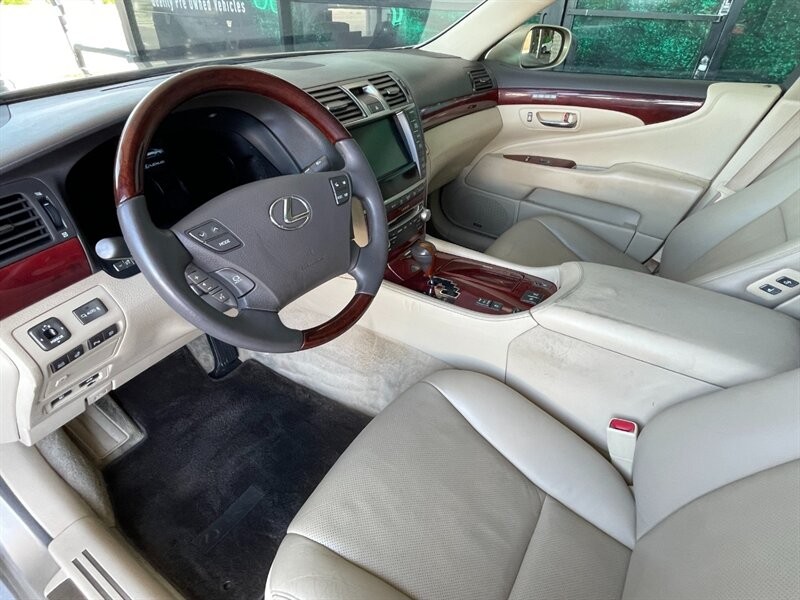 Lexus LS 460 Vehicle Full-screen Gallery Image 18