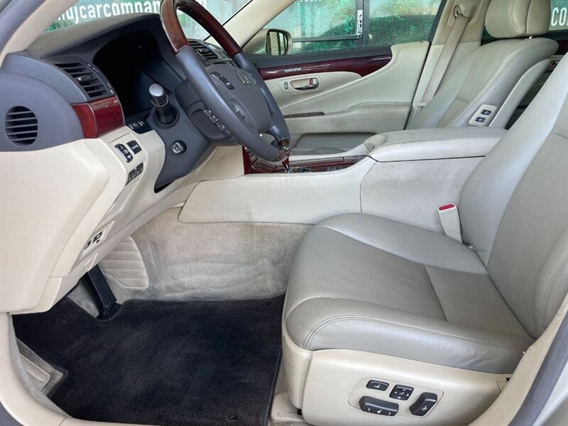 Lexus LS 460 Vehicle Full-screen Gallery Image 19