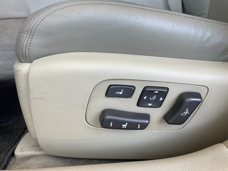 Lexus LS 460 Vehicle Full-screen Gallery Image 21