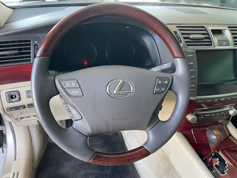 Lexus LS 460 Vehicle Full-screen Gallery Image 22