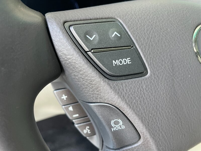 Lexus LS 460 Vehicle Full-screen Gallery Image 23