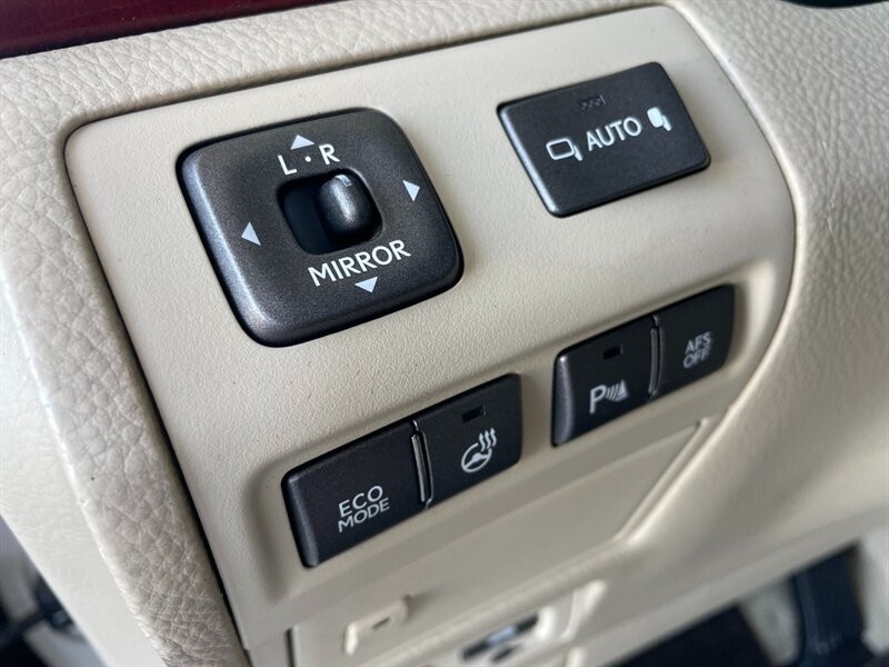 Lexus LS 460 Vehicle Full-screen Gallery Image 26