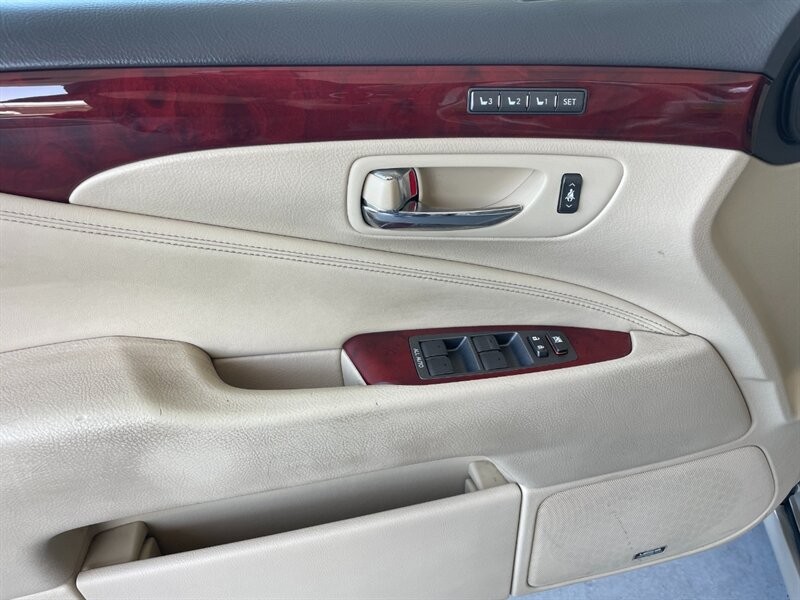 Lexus LS 460 Vehicle Full-screen Gallery Image 27