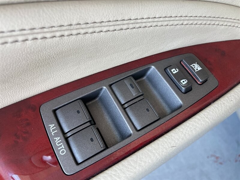 Lexus LS 460 Vehicle Full-screen Gallery Image 28
