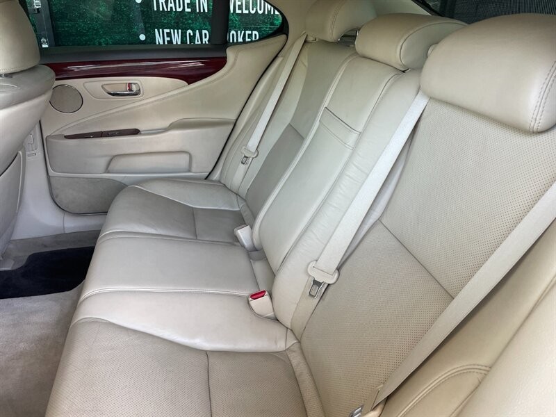 Lexus LS 460 Vehicle Full-screen Gallery Image 29