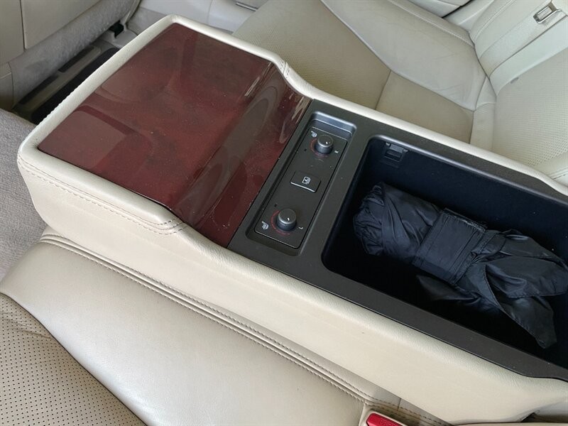 Lexus LS 460 Vehicle Full-screen Gallery Image 31