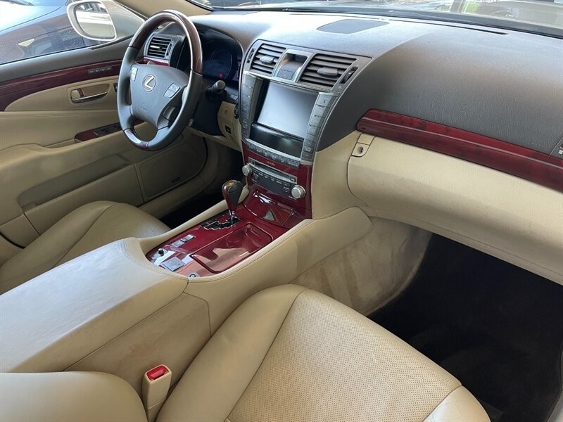 Lexus LS 460 Vehicle Full-screen Gallery Image 32