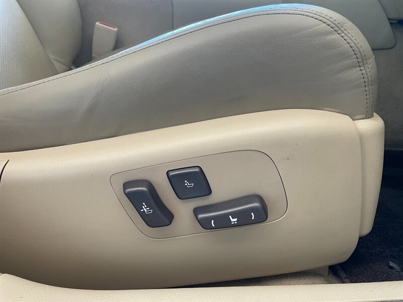 Lexus LS 460 Vehicle Full-screen Gallery Image 33