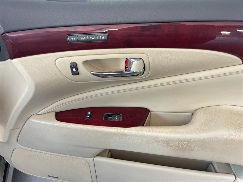 Lexus LS 460 Vehicle Full-screen Gallery Image 34