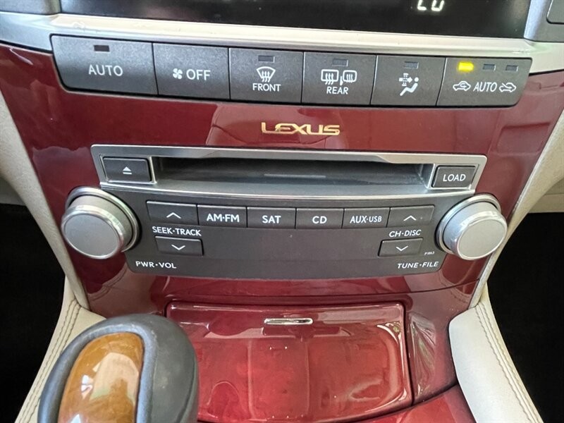 Lexus LS 460 Vehicle Full-screen Gallery Image 39