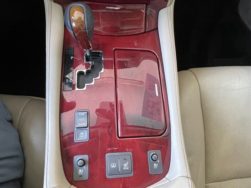 Lexus LS 460 Vehicle Full-screen Gallery Image 40