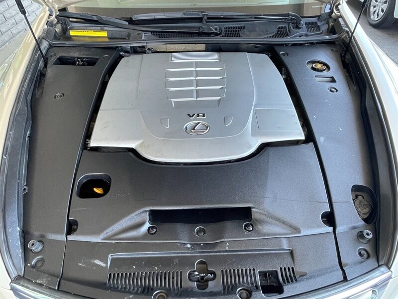 Lexus LS 460 Vehicle Full-screen Gallery Image 43