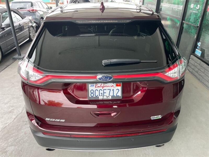 Ford Edge Vehicle Full-screen Gallery Image 15