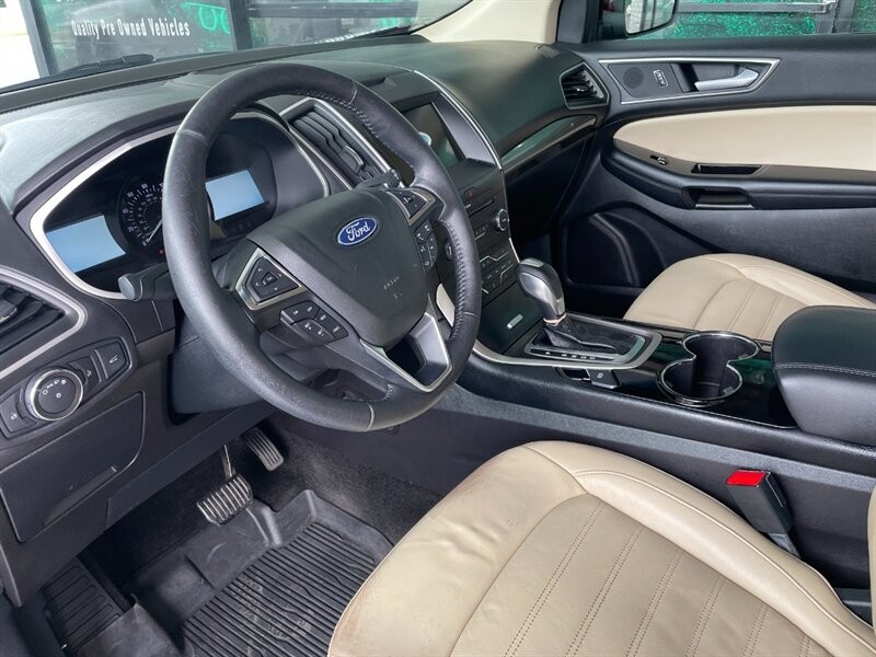 Ford Edge Vehicle Full-screen Gallery Image 16