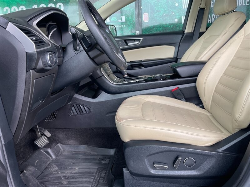 Ford Edge Vehicle Full-screen Gallery Image 17