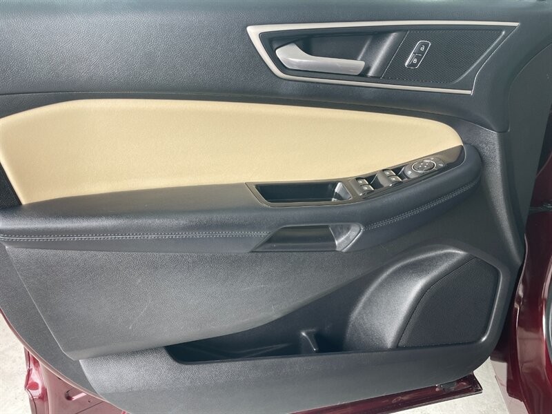 Ford Edge Vehicle Full-screen Gallery Image 23