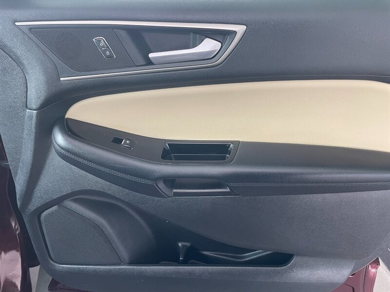 Ford Edge Vehicle Full-screen Gallery Image 28