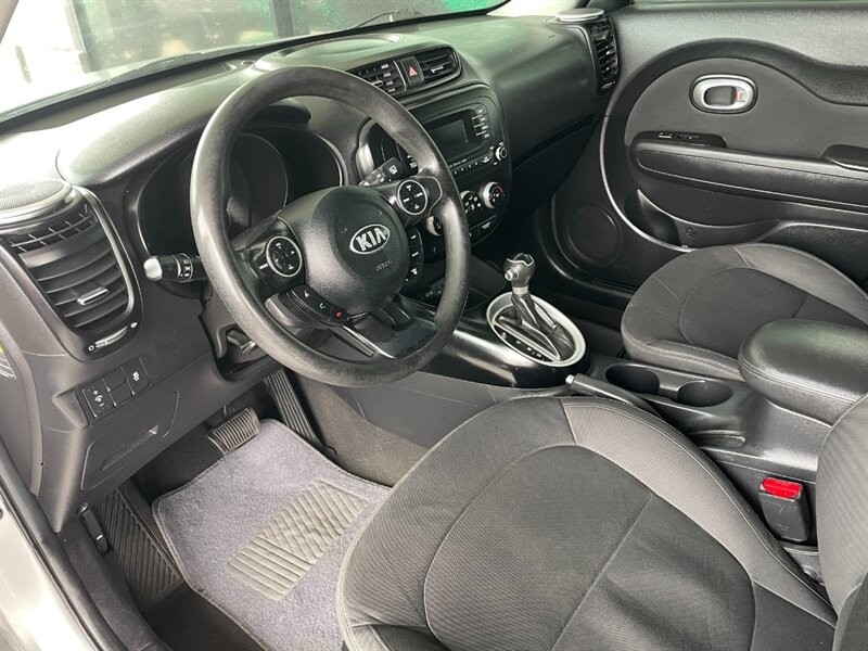 Kia Soul Vehicle Full-screen Gallery Image 16