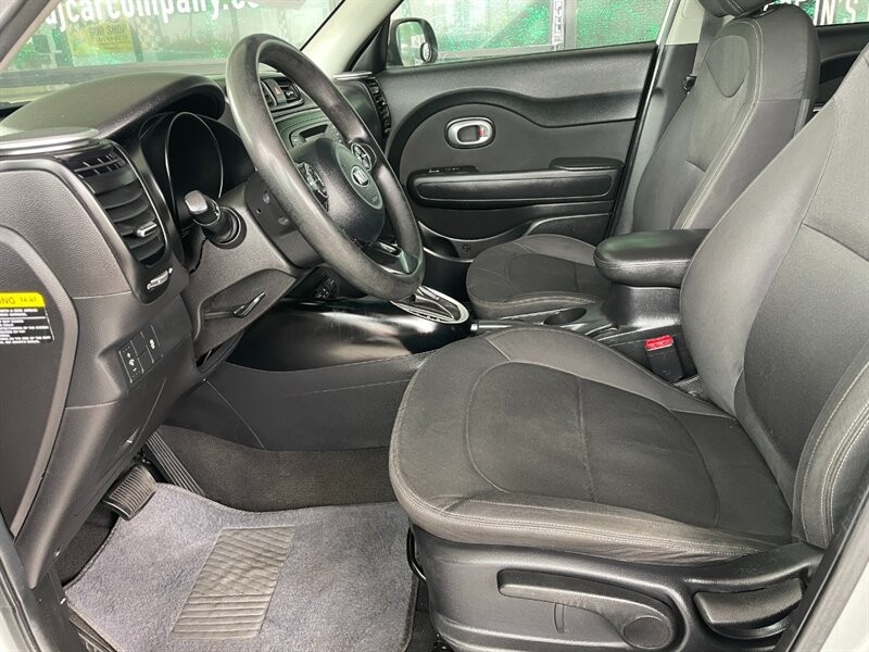 Kia Soul Vehicle Full-screen Gallery Image 17